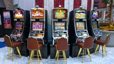 Live dealer managing Bandar Ceme game in studio
